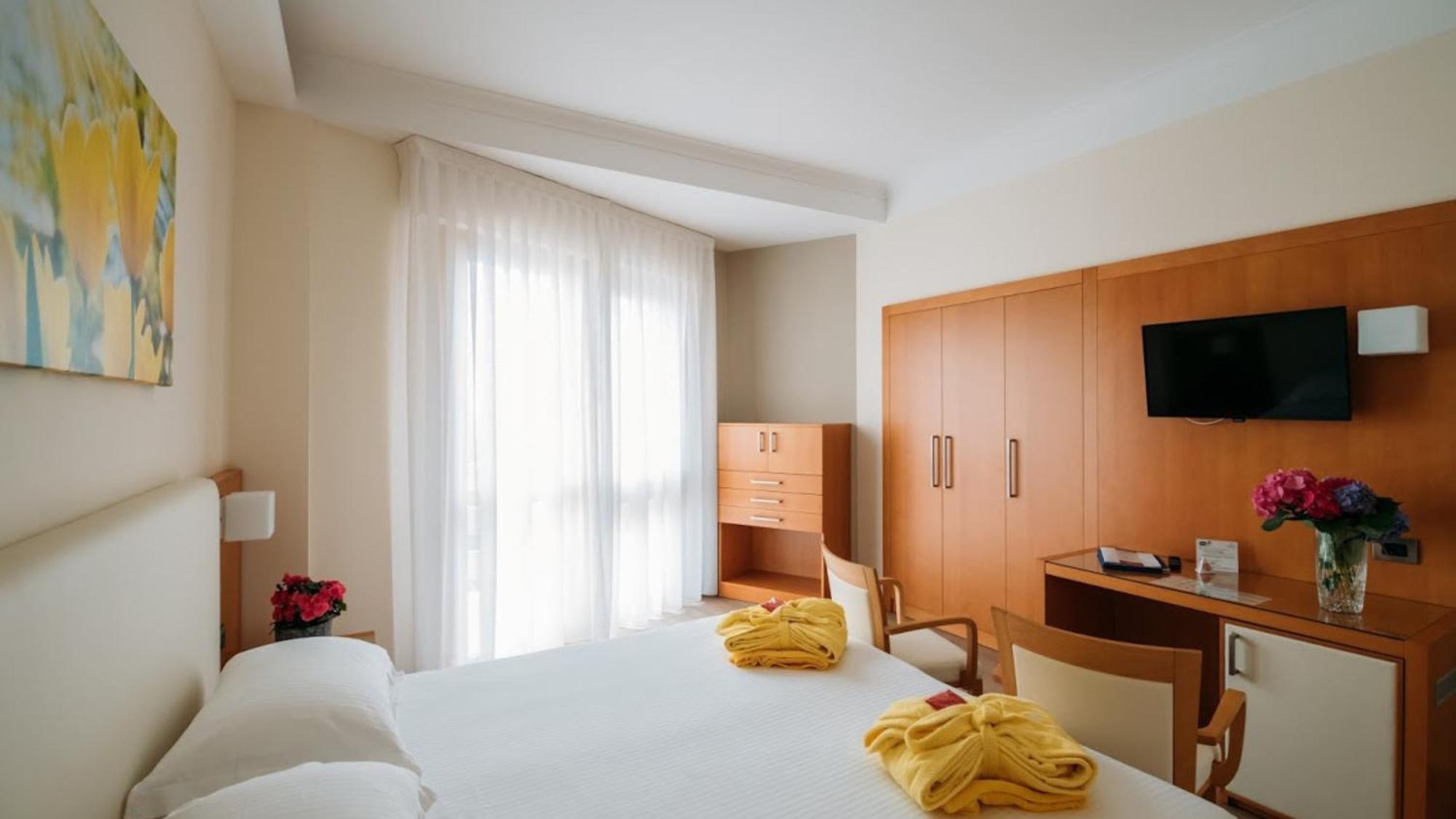 Hotel Terme Antoniano มอนเตกรอตโต แตร์เม ภายนอก รูปภาพ