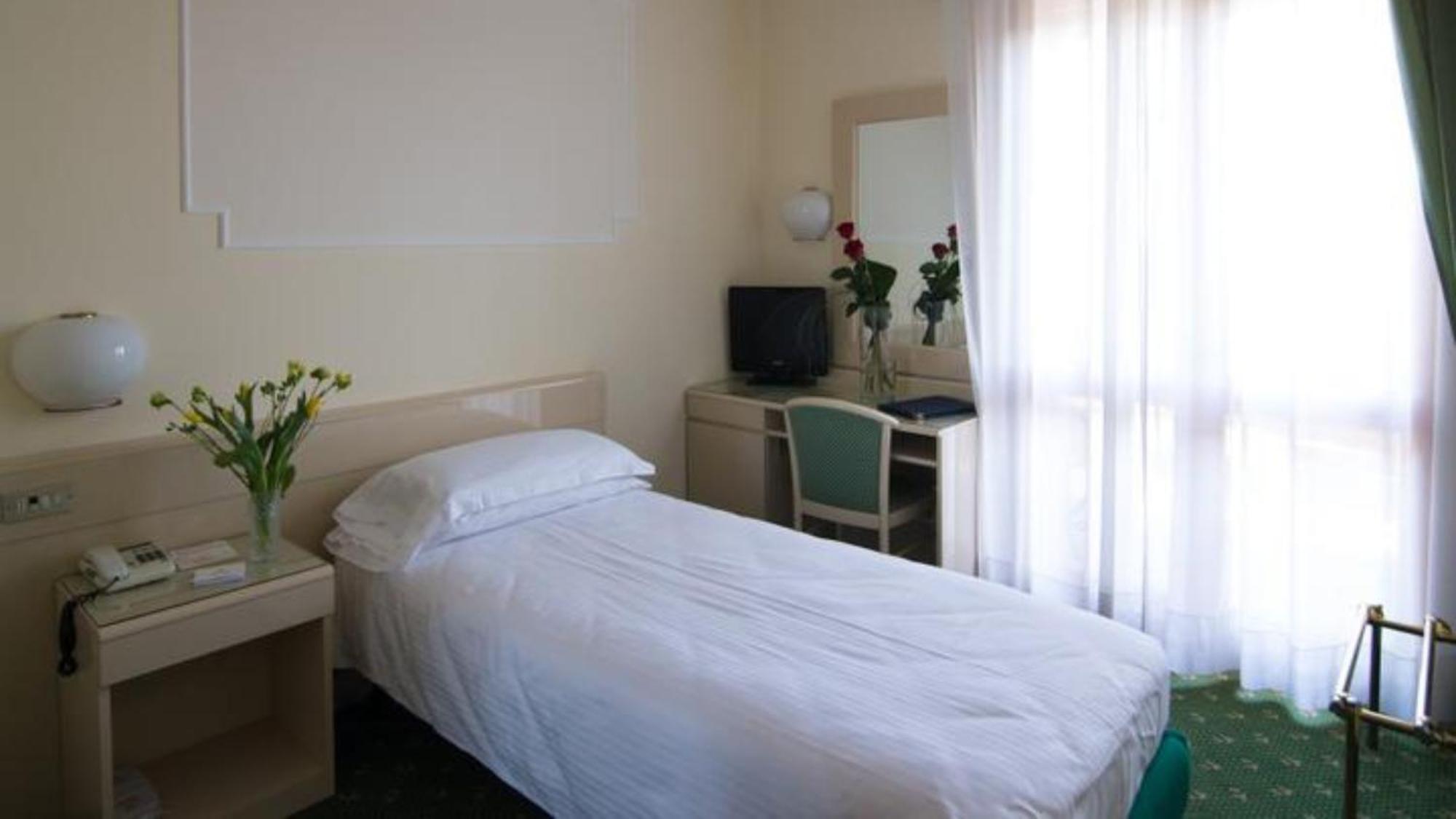 Hotel Terme Antoniano มอนเตกรอตโต แตร์เม ภายนอก รูปภาพ