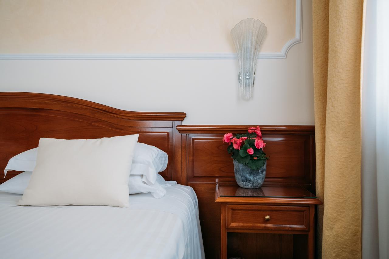 Hotel Terme Antoniano มอนเตกรอตโต แตร์เม ภายนอก รูปภาพ