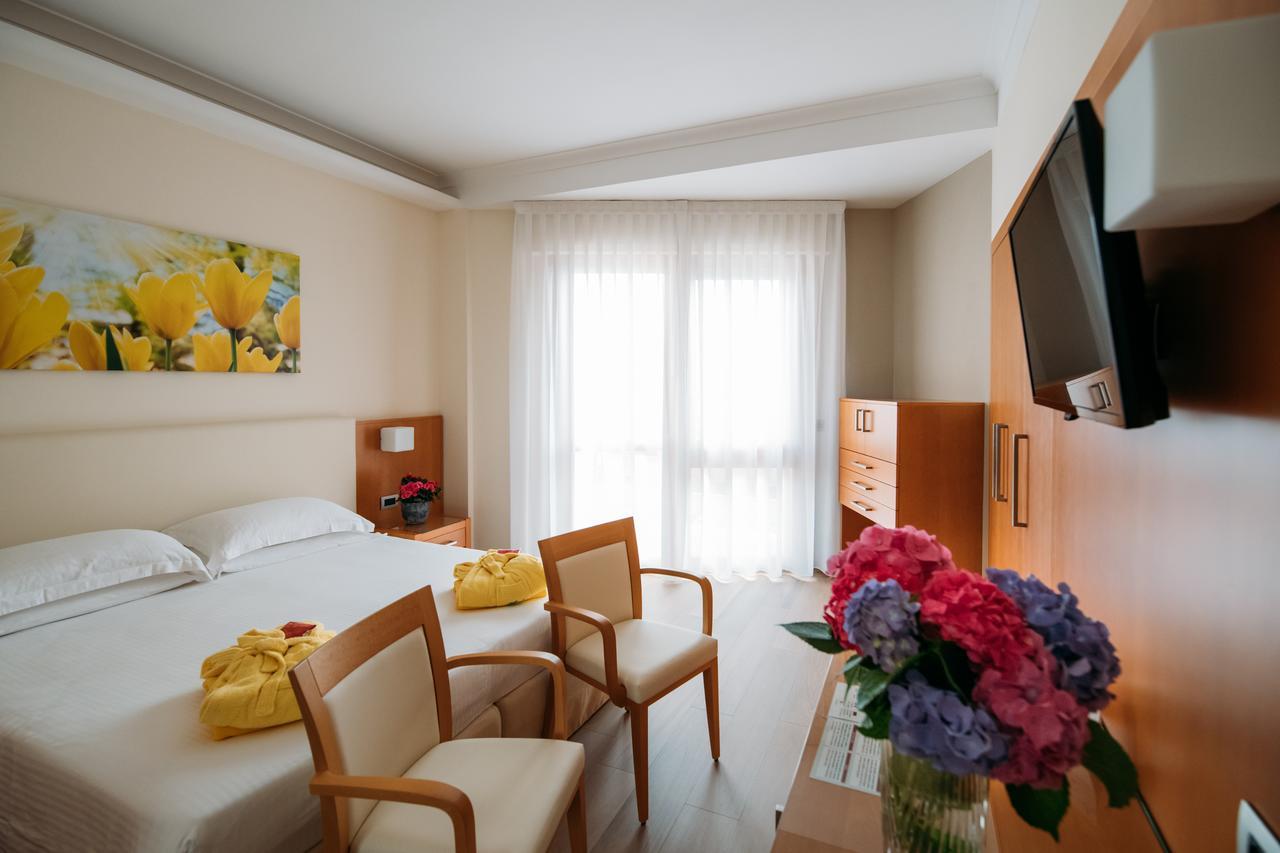 Hotel Terme Antoniano มอนเตกรอตโต แตร์เม ภายนอก รูปภาพ